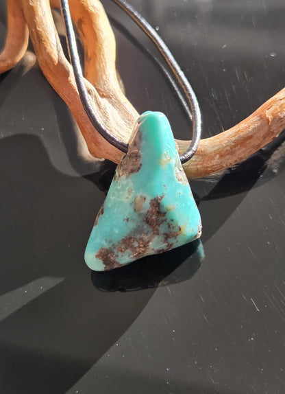 Türkis Anhänger, 31 x 20 x 13 mm, gebohrt, an verstellbarem Lederband