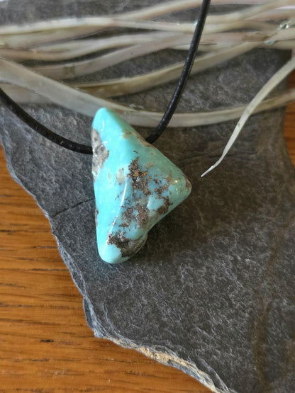 Türkis Anhänger, 31 x 20 x 13 mm, gebohrt, an verstellbarem Lederband