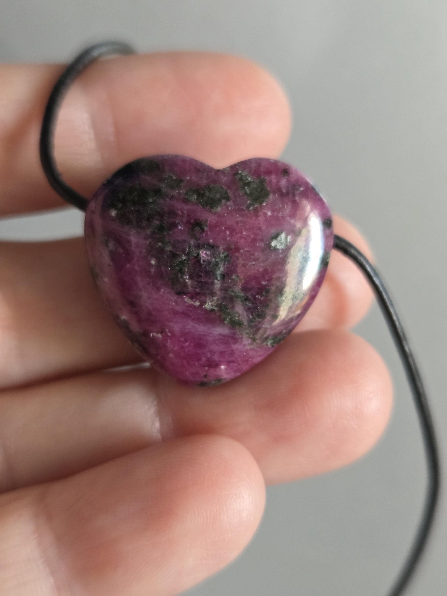 Magischer Rubin Kristall Vollstein Anhänger Herz herzförmig, 25 x 26 x 11 mm, gebohrt, an verstellbarem Lederband