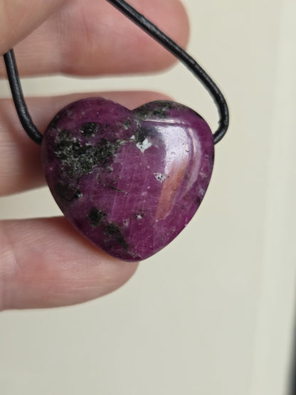 Magischer Rubin Kristall Vollstein Anhänger Herz herzförmig, 25 x 26 x 11 mm, gebohrt, an verstellbarem Lederband