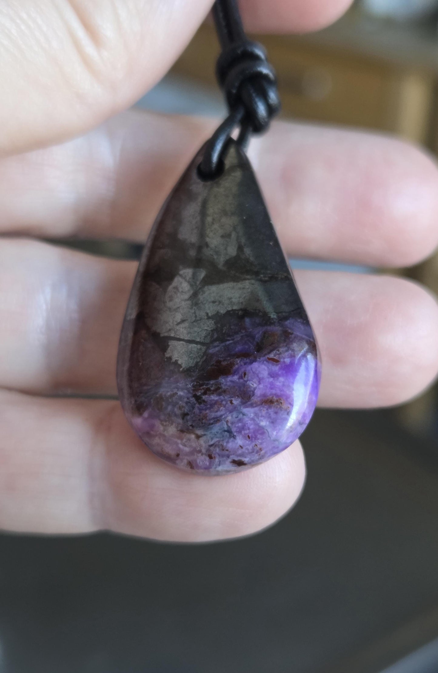 Magischer Sugilith Anhänger tropfenförmig, 39 x 23 x 7 mm, gebohrt, an verstellbarem Lederband