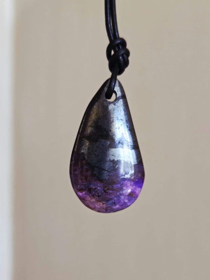 Magischer Sugilith Anhänger tropfenförmig, 39 x 23 x 7 mm, gebohrt, an verstellbarem Lederband