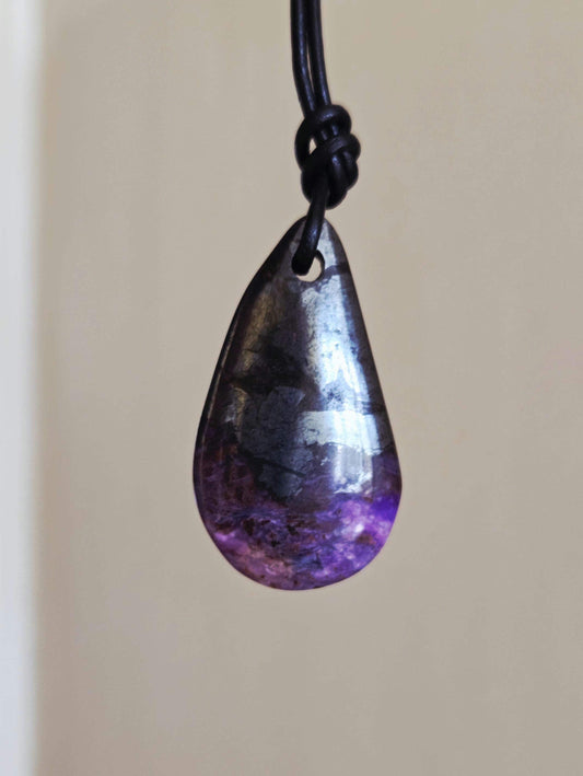 Magischer Sugilith Anhänger tropfenförmig, 39 x 23 x 7 mm, gebohrt, an verstellbarem Lederband