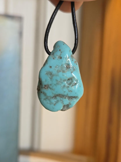 Traumhafter Türkis Anhänger, 33 x 20 x 11 mm, gebohrt, an verstellbarem Lederband