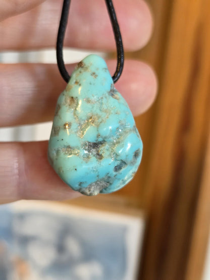 Traumhafter Türkis Anhänger, 33 x 20 x 11 mm, gebohrt, an verstellbarem Lederband