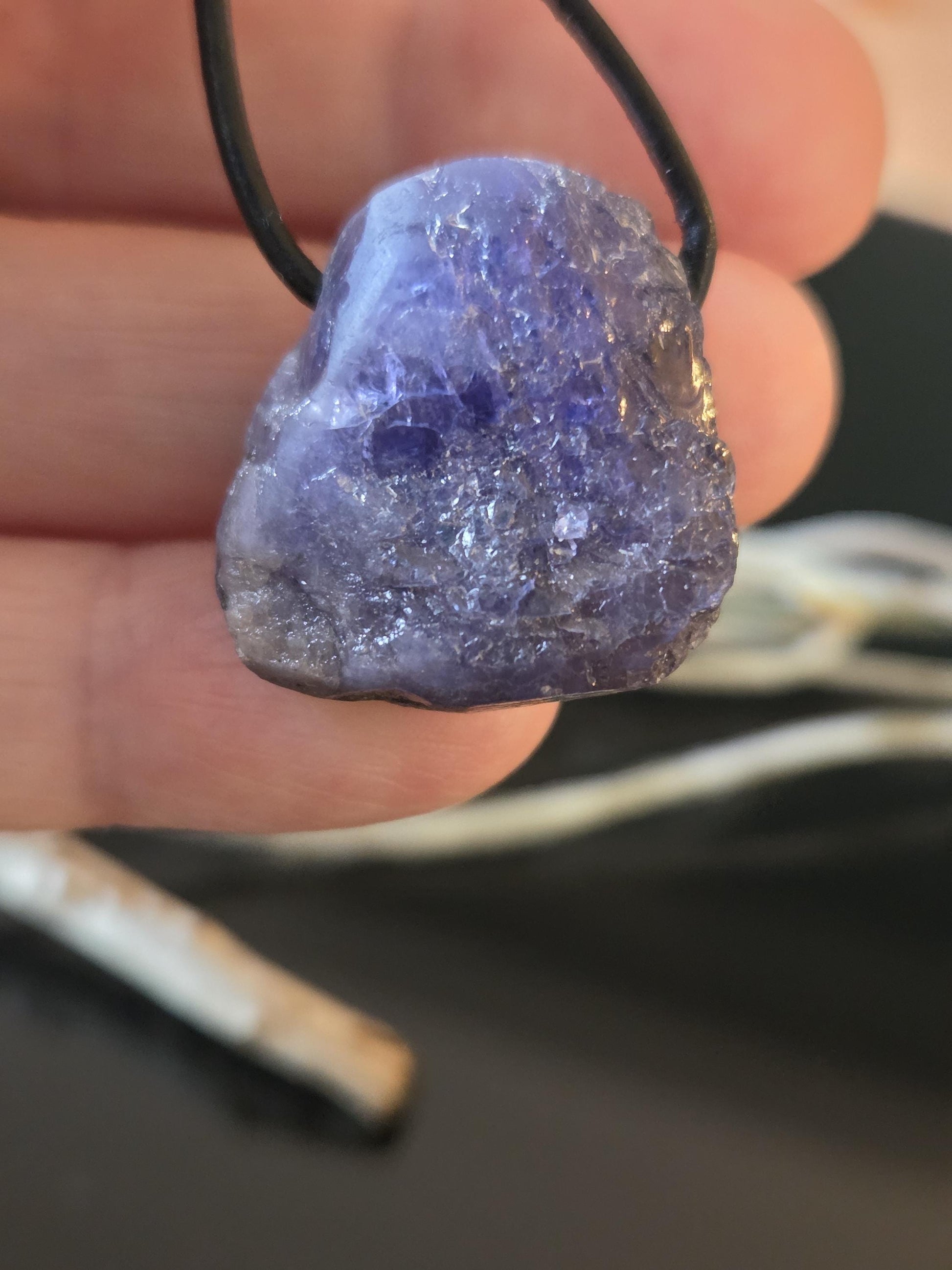 Magischer seltener Tansanit, Tanzanit Rohstein Anhänger Kristall , 23 x 25 x 15 mm, gebohrt an verstellbarem Lederband