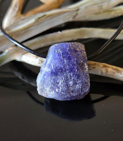 Magischer seltener Tansanit, Tanzanit Rohstein Anhänger Kristall , 23 x 25 x 15 mm, gebohrt an verstellbarem Lederband