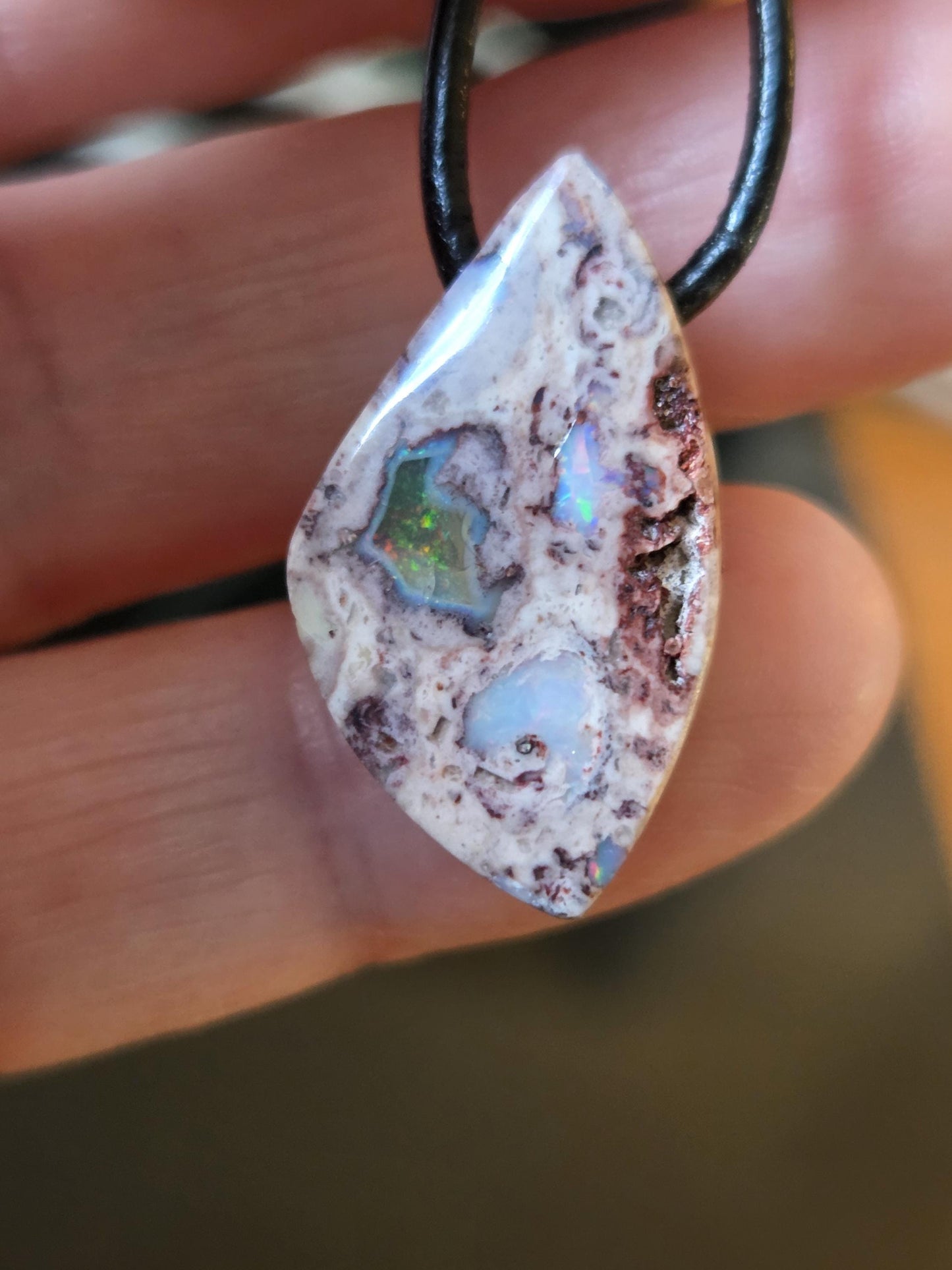 Kleiner mexikanischer Feueropal Anhänger, 25 x 15 x 8 mm, gebohrt, an verstellbarem Lederband, beidseitig tragbar