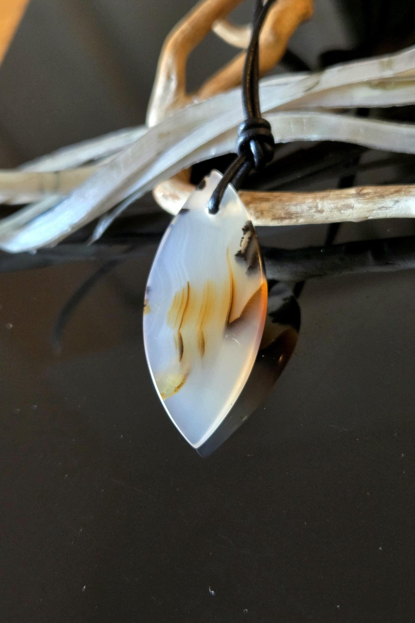 Montana Achat, Anhänger Navette, 49 x 21 x 5 mm, gebohrt, an verstellbarem Lederband