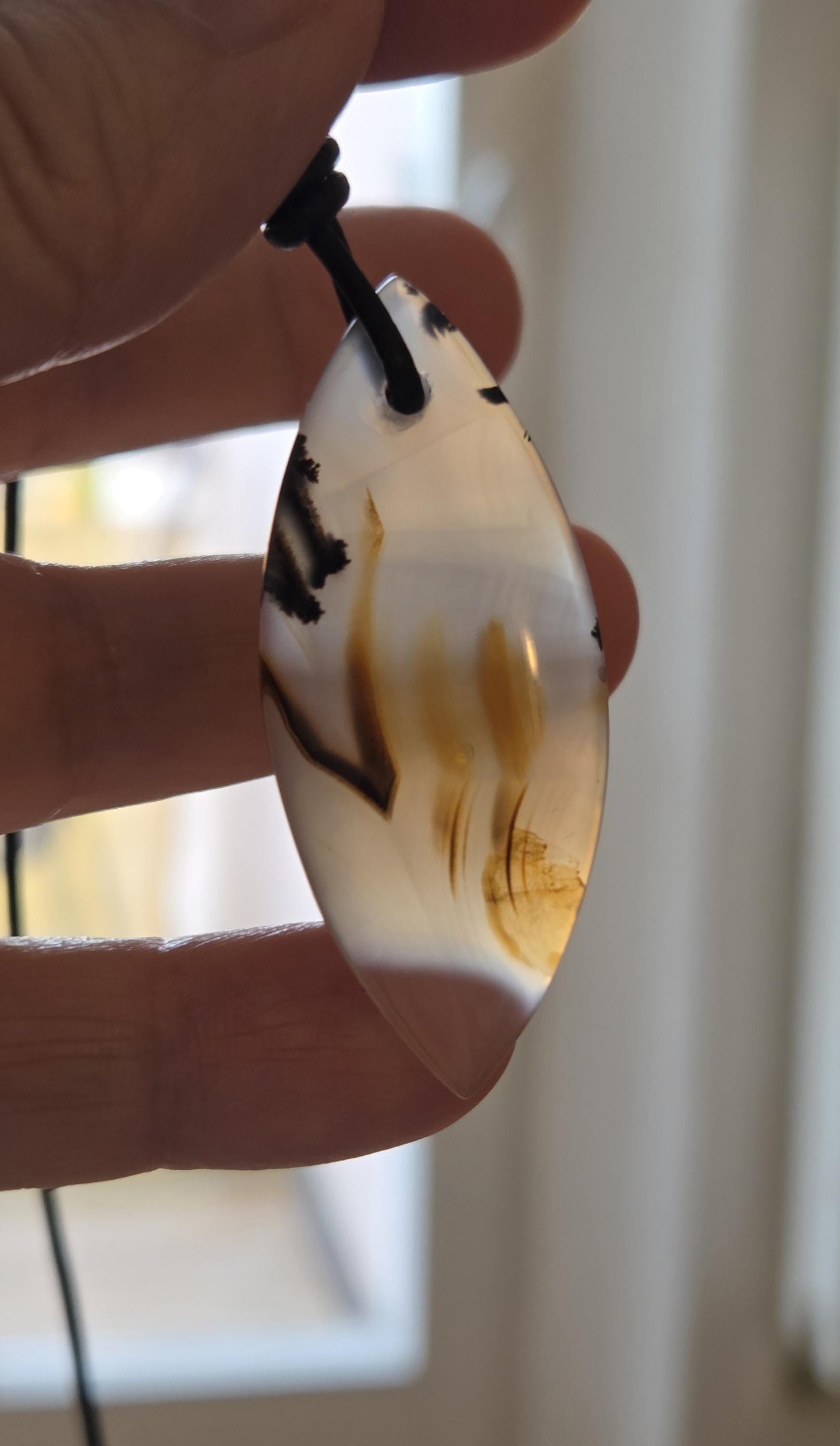 Montana Achat, Anhänger Navette, 49 x 21 x 5 mm, gebohrt, an verstellbarem Lederband