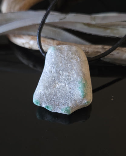 Smaragd in Quarz Glimmergestein, Anhänger, 29 x 23 x 15 mm, gebohrt, an verstellbarem Lederband