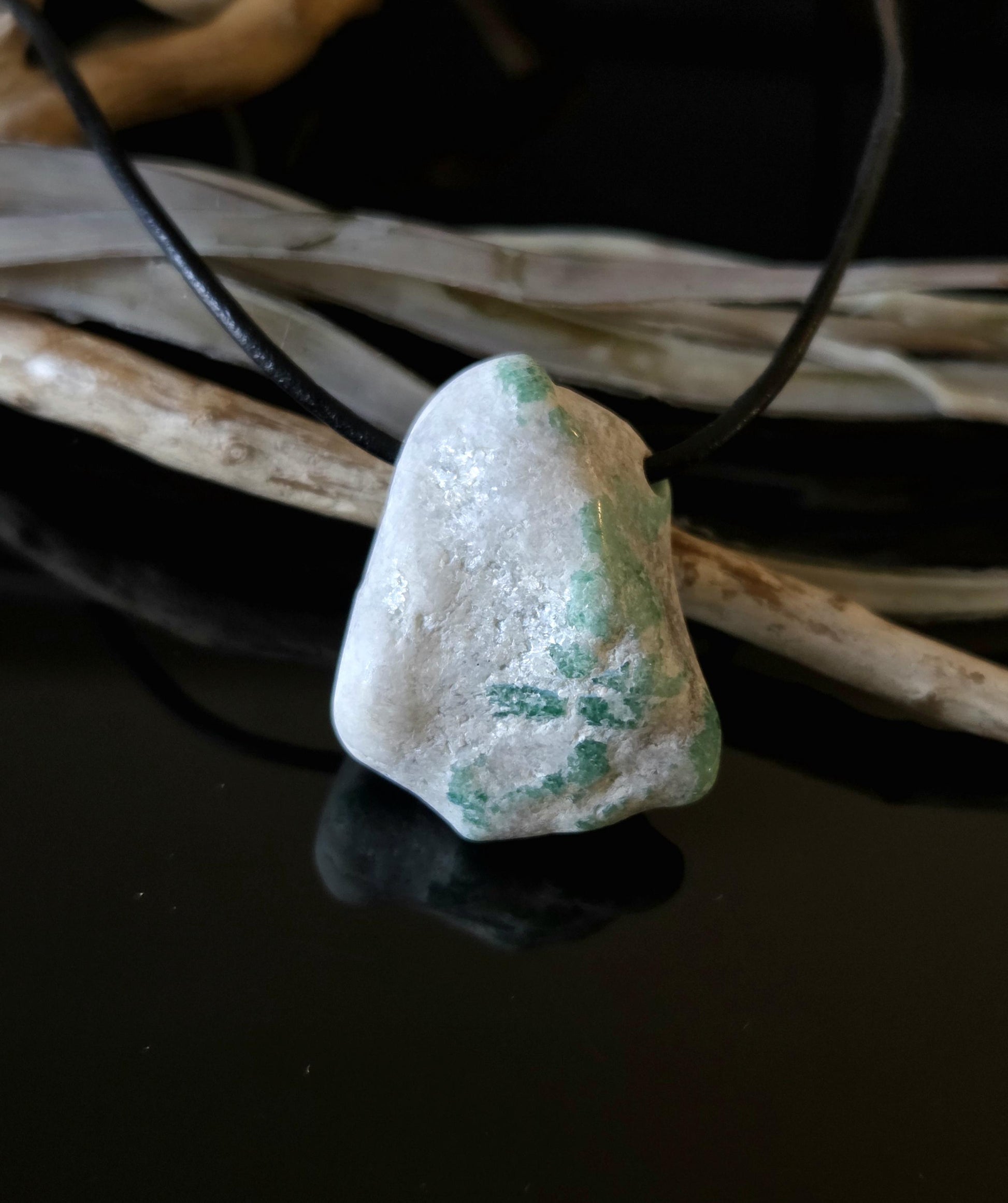 Smaragd in Quarz Glimmergestein, Anhänger, 29 x 23 x 15 mm, gebohrt, an verstellbarem Lederband