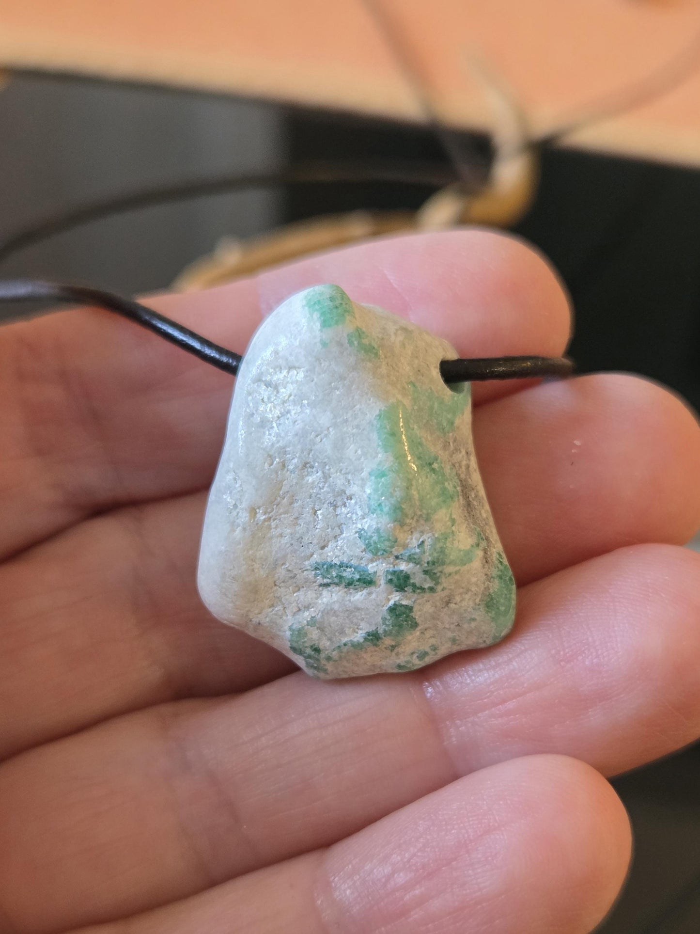 Smaragd in Quarz Glimmergestein, Anhänger, 29 x 23 x 15 mm, gebohrt, an verstellbarem Lederband