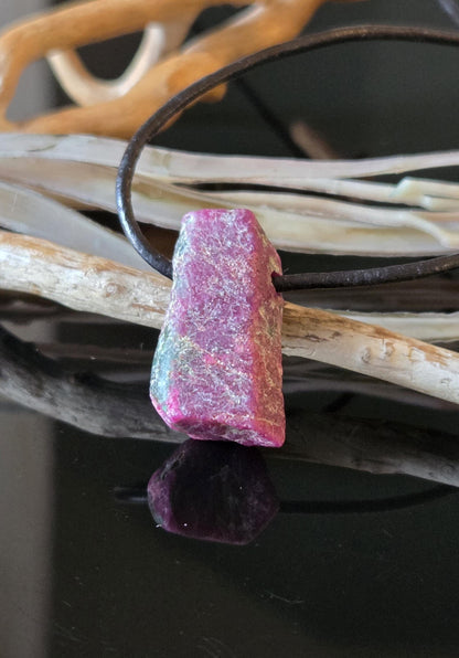 Rubin Rohstein Kristall Stäbchen Anhänger, Ruby pedants , 24 x 13 x 11 mm, gebohrt, an verstellbarem Lederband