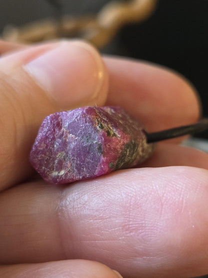 Rubin Rohstein Kristall Stäbchen Anhänger, Ruby pedants , 24 x 13 x 11 mm, gebohrt, an verstellbarem Lederband