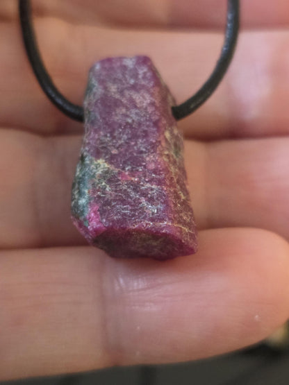 Rubin Rohstein Kristall Stäbchen Anhänger, Ruby pedants , 24 x 13 x 11 mm, gebohrt, an verstellbarem Lederband