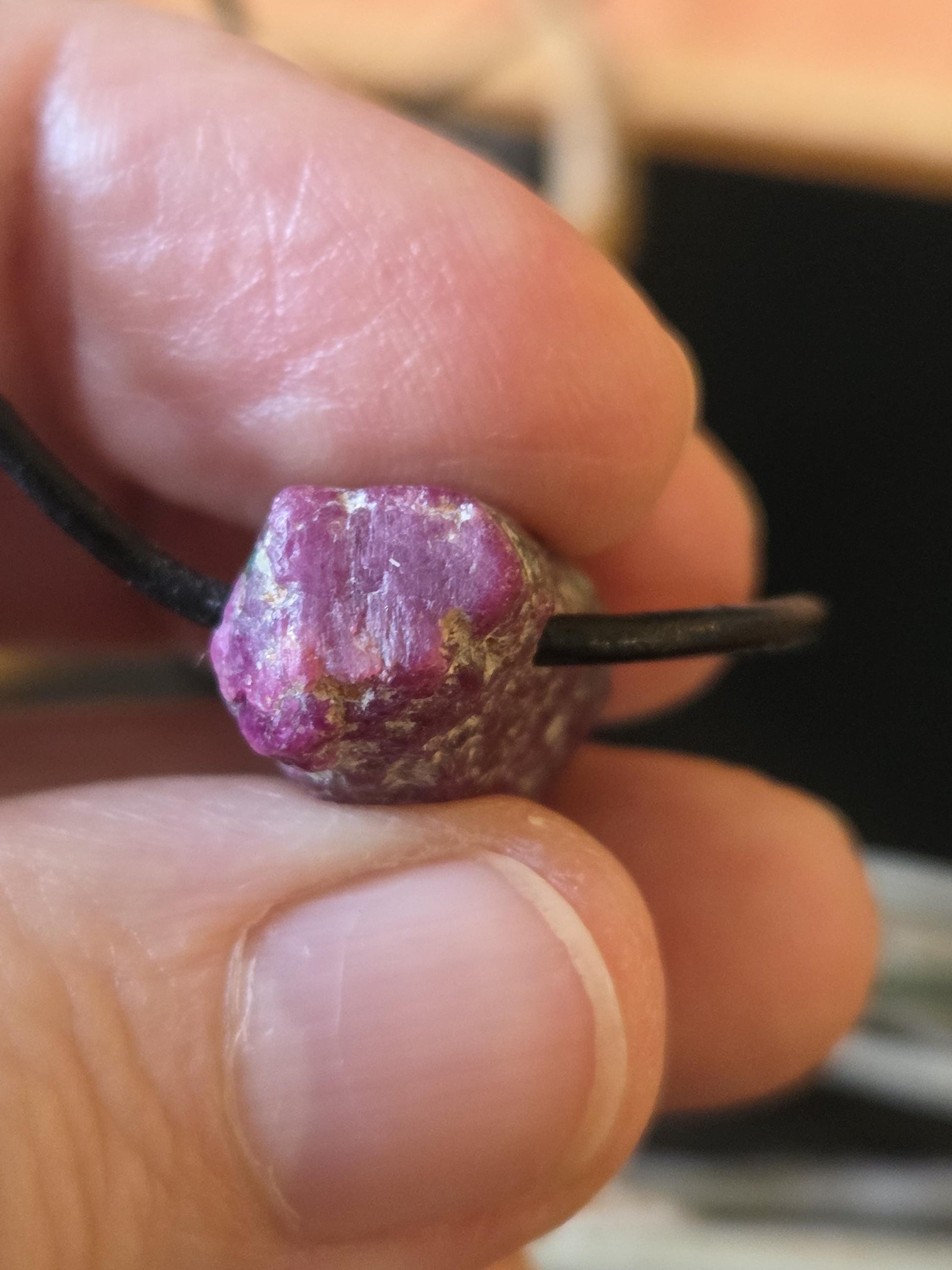 Rubin Rohstein Kristall Stäbchen Anhänger, Ruby pedants , 24 x 13 x 11 mm, gebohrt, an verstellbarem Lederband