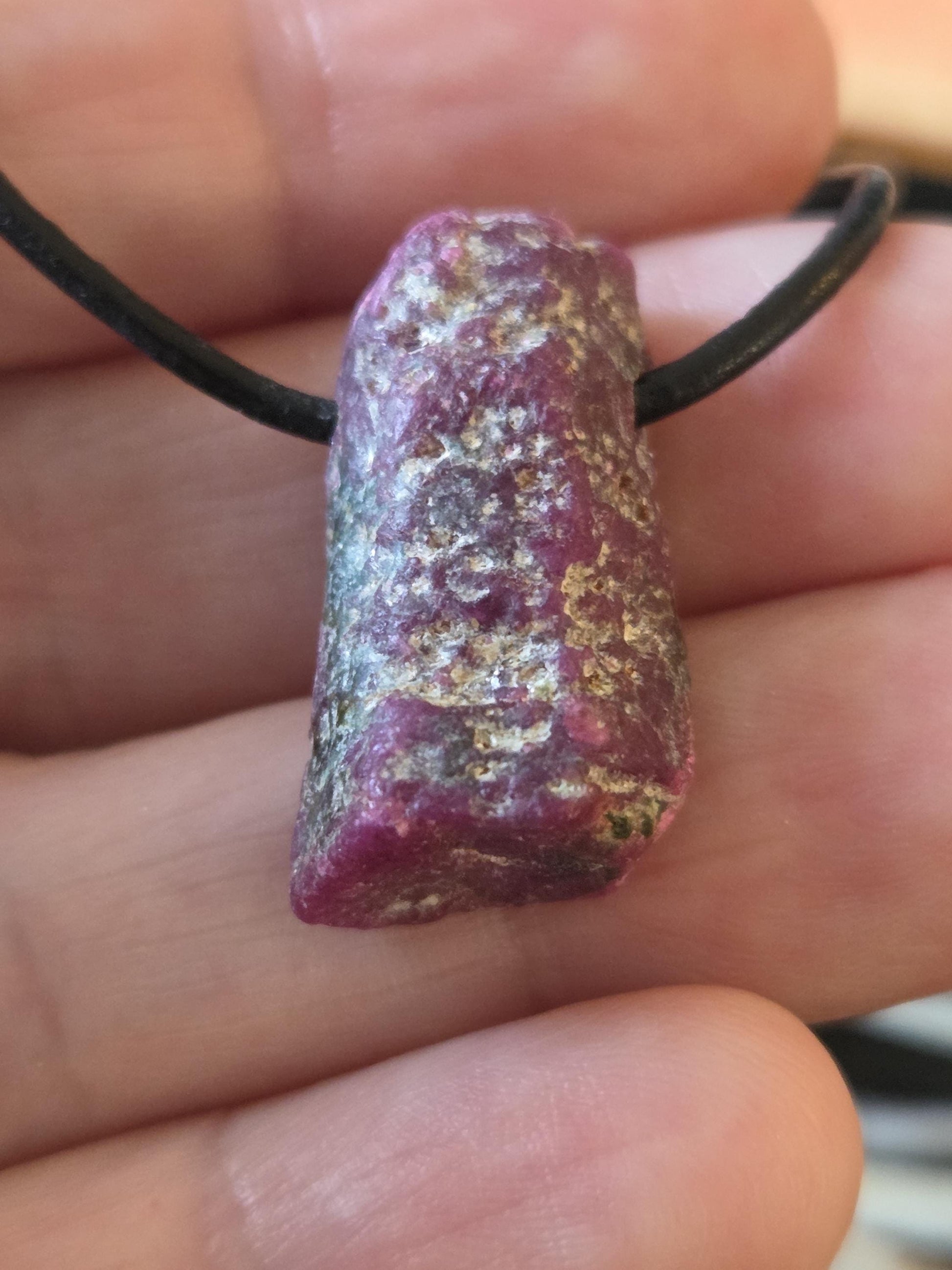 Rubin Rohstein Kristall Stäbchen Anhänger, Ruby pedants , 24 x 13 x 11 mm, gebohrt, an verstellbarem Lederband