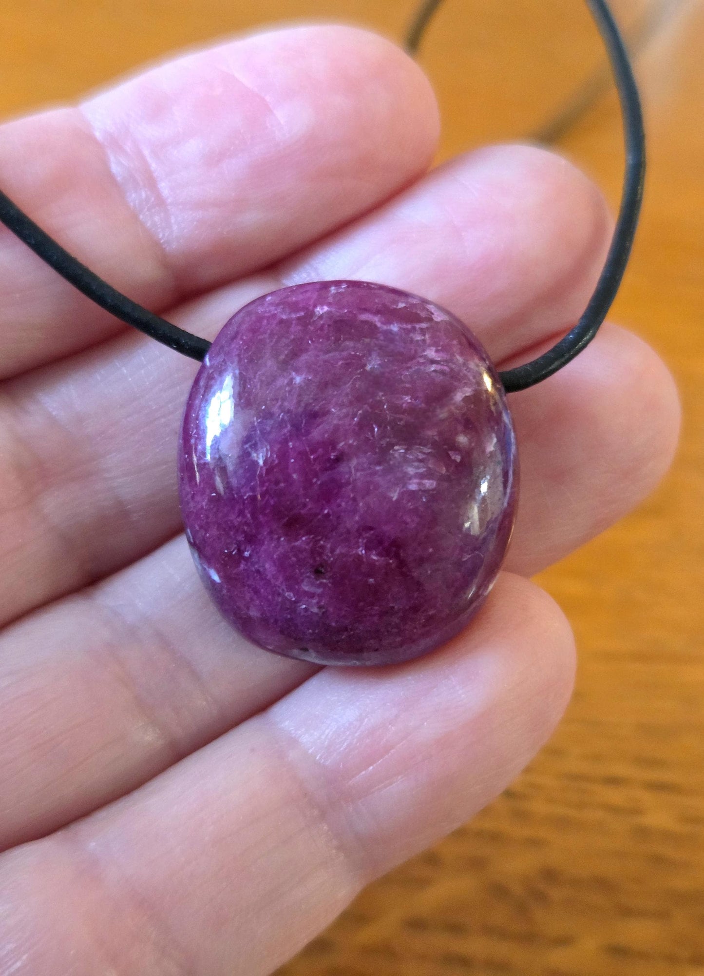 Magischer Rubin Kristall Vollstein Anhänger, 26 x 23 x 9 mm, gebohrt, an verstellbarem Lederband