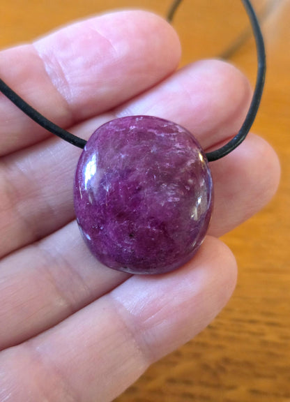 Magischer Rubin Kristall Vollstein Anhänger, 26 x 23 x 9 mm, gebohrt, an verstellbarem Lederband