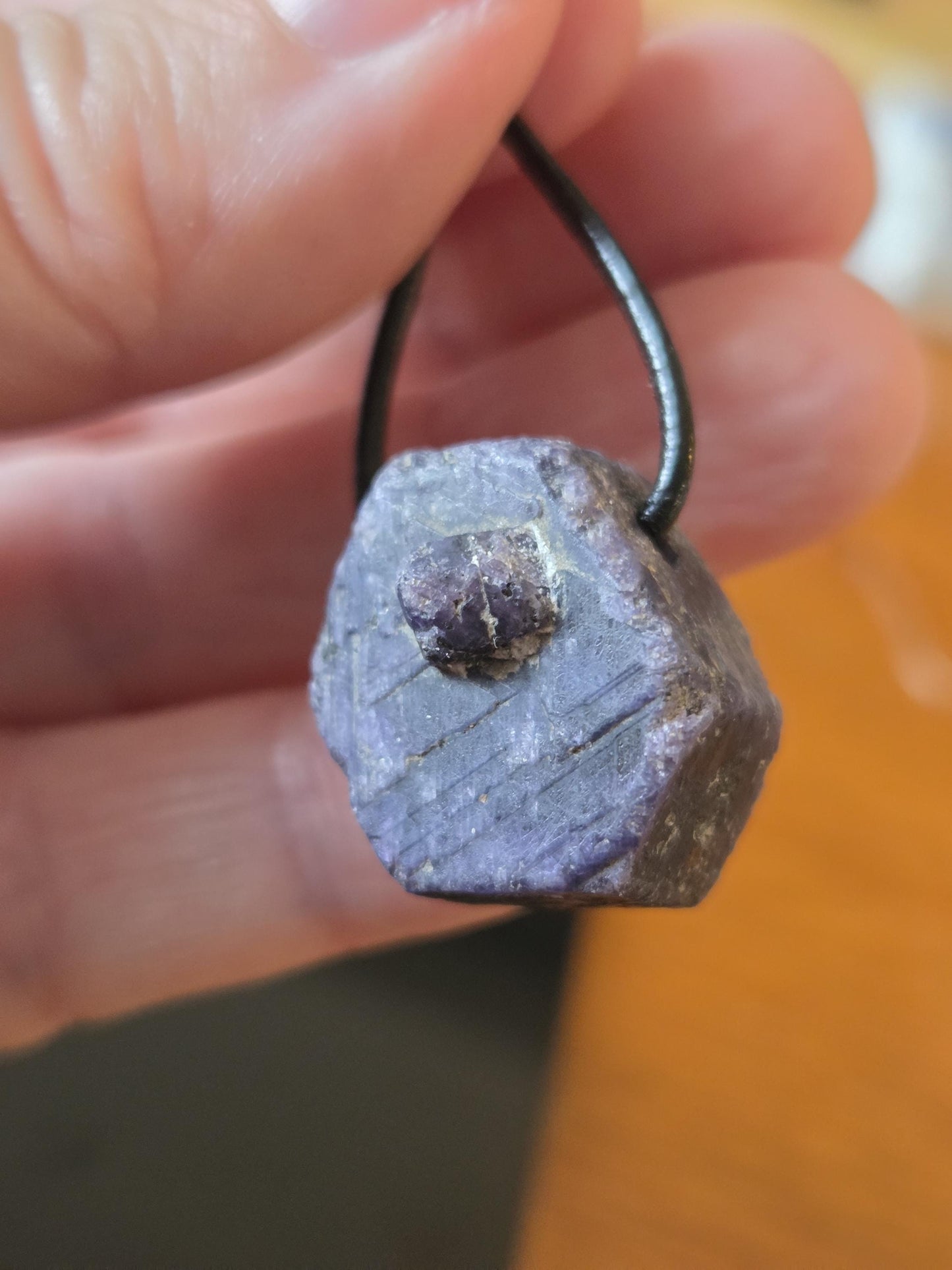 Saphir lila Saphir pink Rohstein mit Baby, Anhänger, 20 x 20 x 15 mm, gebohrt, an verstellbarem Lederband