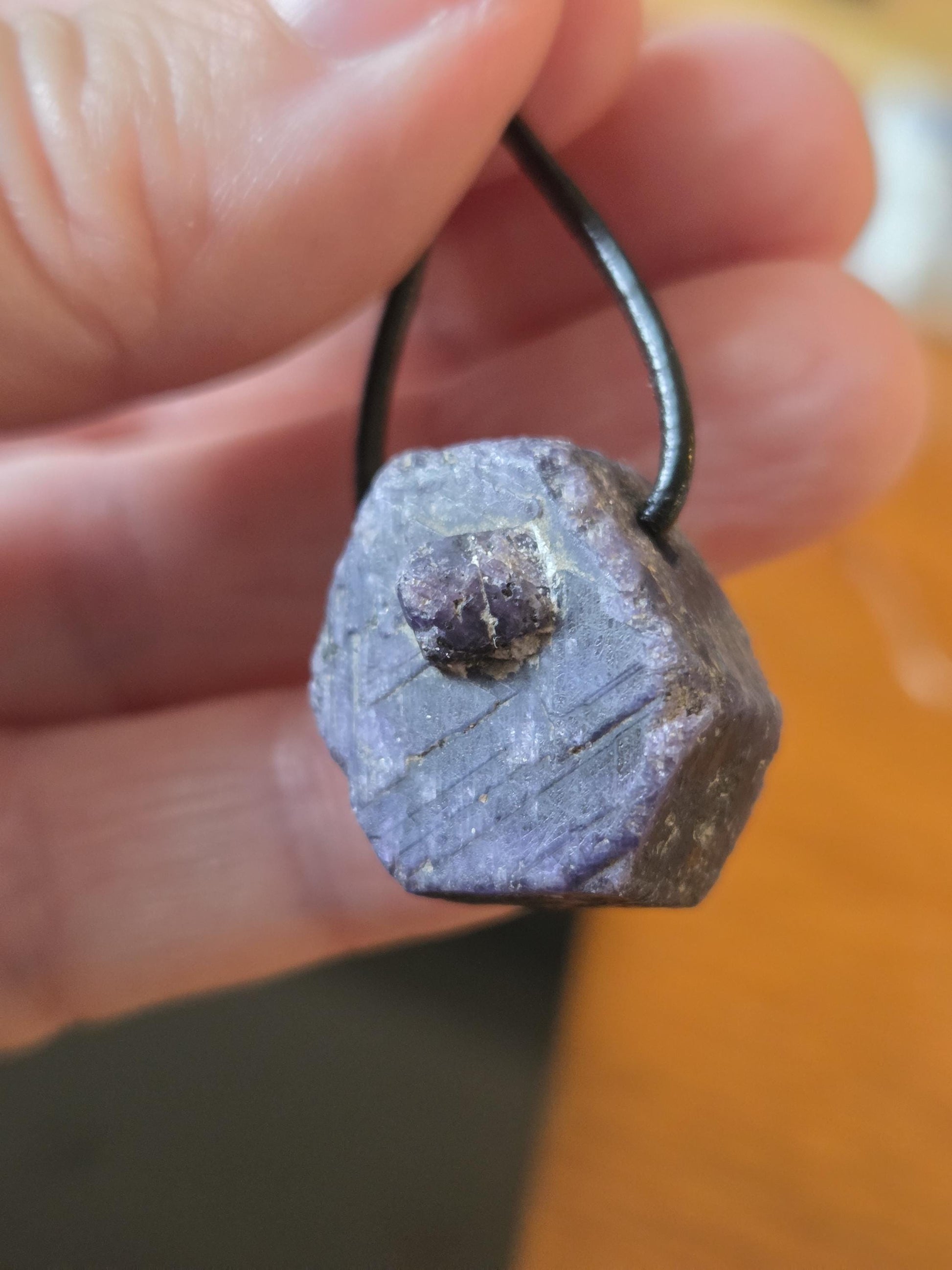 Saphir lila Saphir pink Rohstein mit Baby, Anhänger, 20 x 20 x 15 mm, gebohrt, an verstellbarem Lederband