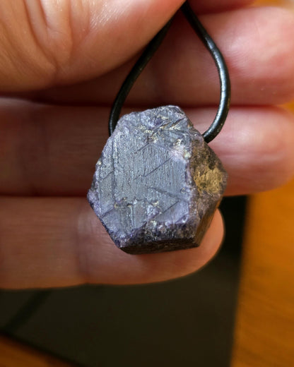 Saphir lila Saphir pink Rohstein mit Baby, Anhänger, 20 x 20 x 15 mm, gebohrt, an verstellbarem Lederband