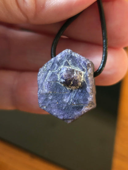 Saphir lila Saphir pink Rohstein mit Baby, Anhänger, 20 x 20 x 15 mm, gebohrt, an verstellbarem Lederband