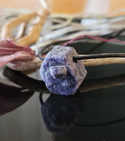 Saphir lila Saphir pink Rohstein mit Baby, Anhänger, 20 x 20 x 15 mm, gebohrt, an verstellbarem Lederband