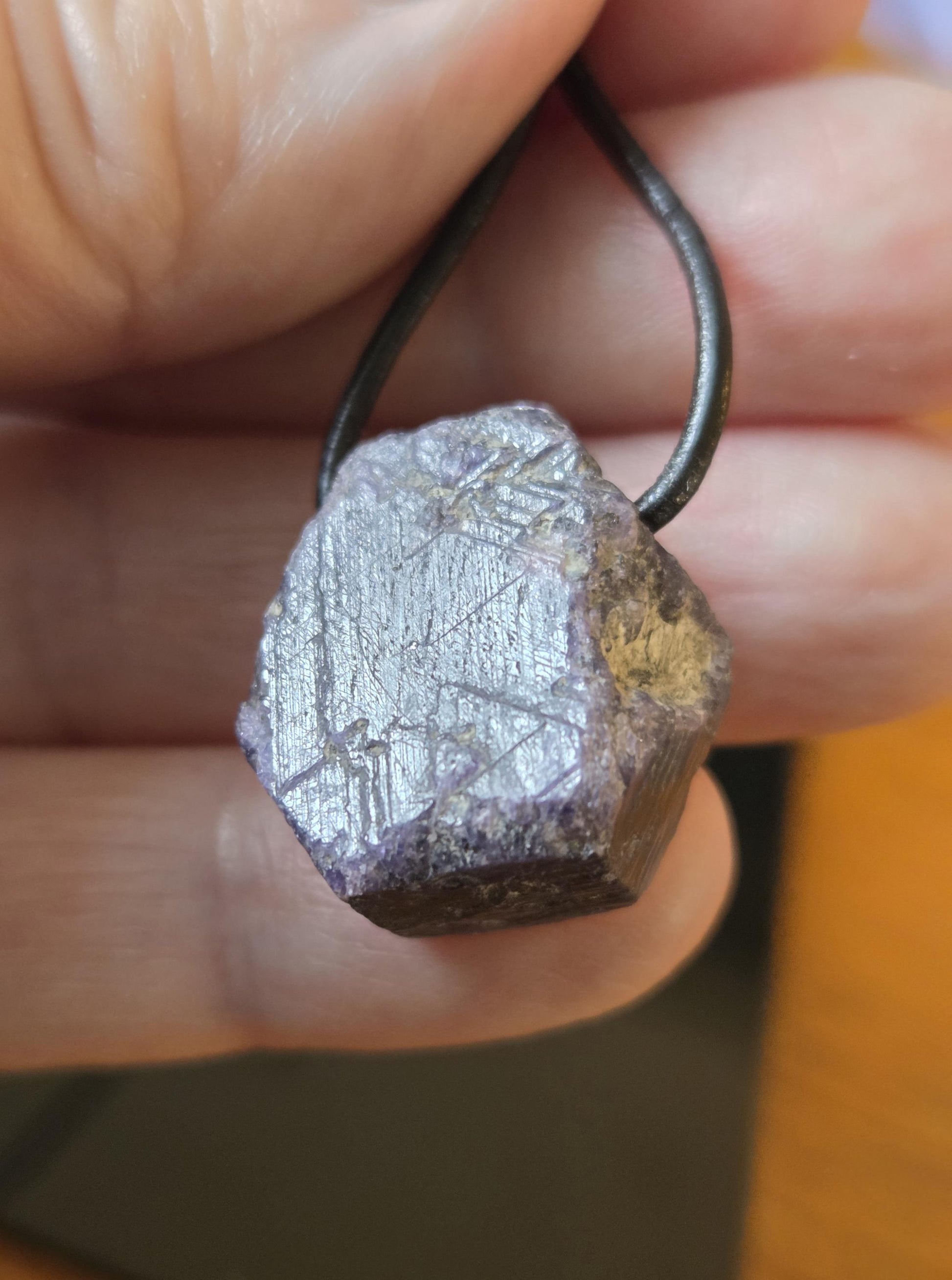 Saphir lila Saphir pink Rohstein mit Baby, Anhänger, 20 x 20 x 15 mm, gebohrt, an verstellbarem Lederband