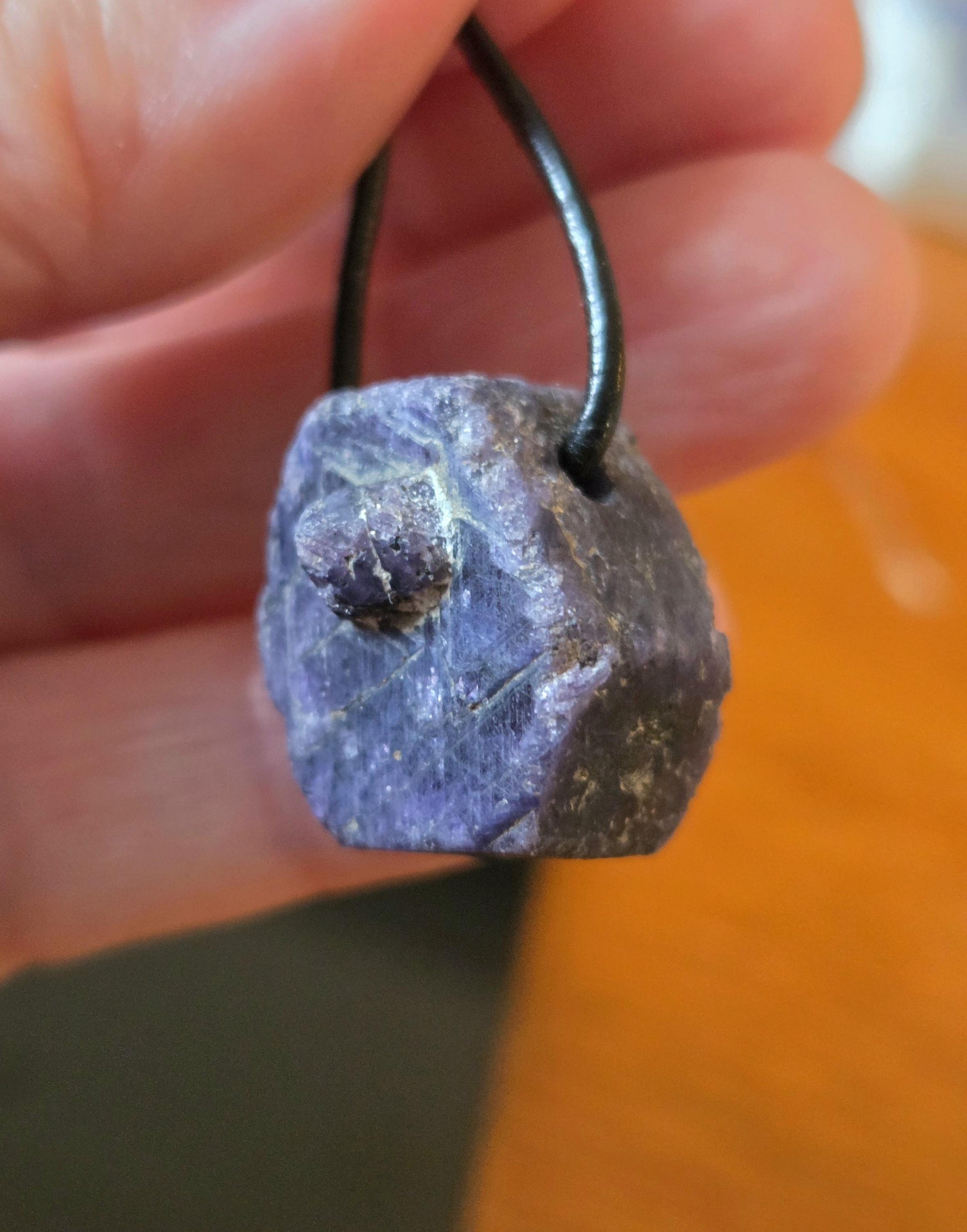 Saphir lila Saphir pink Rohstein mit Baby, Anhänger, 20 x 20 x 15 mm, gebohrt, an verstellbarem Lederband