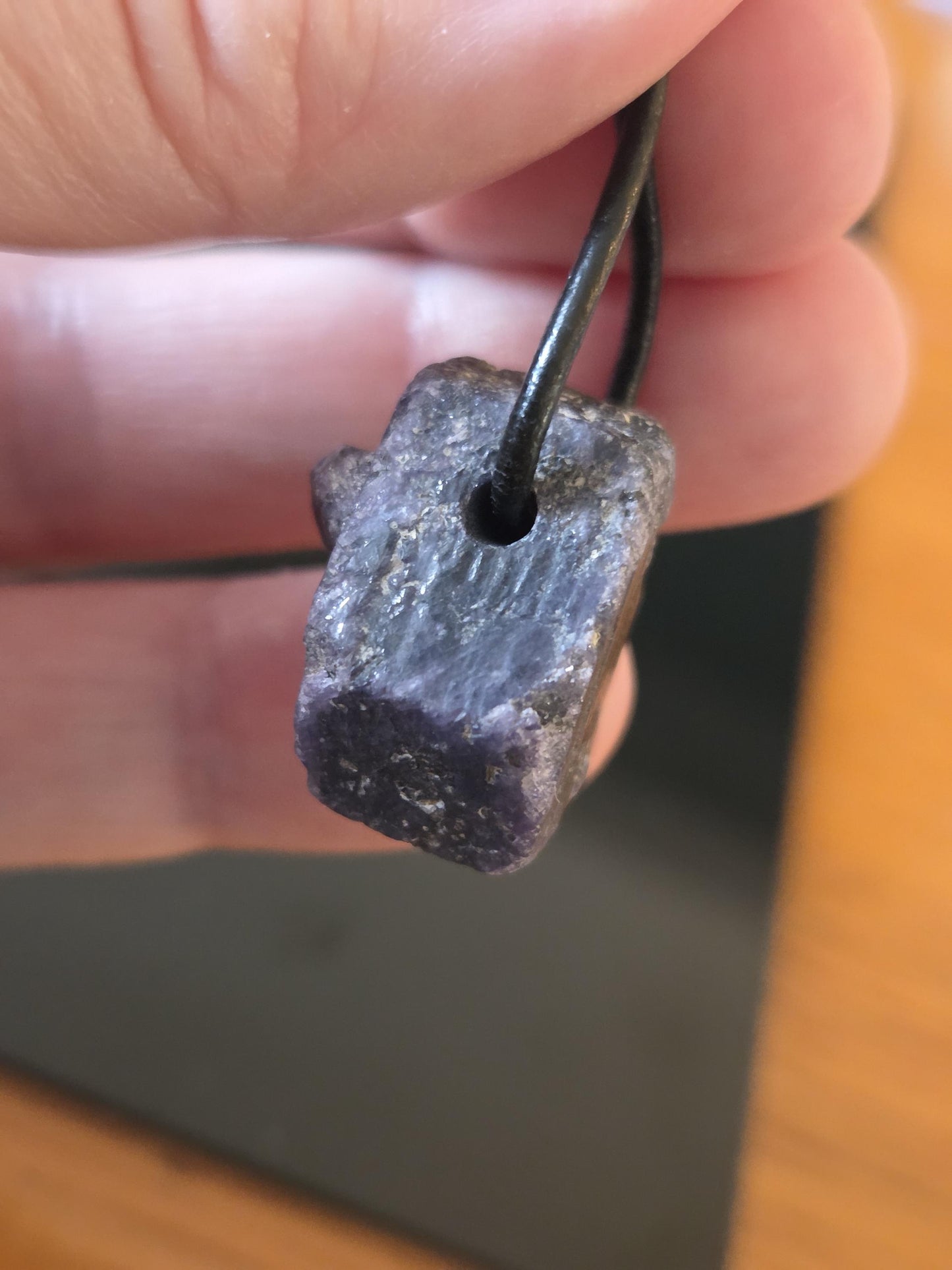 Saphir lila Saphir pink Rohstein mit Baby, Anhänger, 20 x 20 x 15 mm, gebohrt, an verstellbarem Lederband