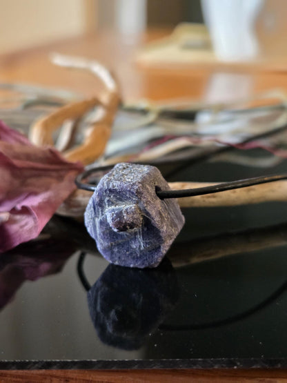 Saphir lila Saphir pink Rohstein mit Baby, Anhänger, 20 x 20 x 15 mm, gebohrt, an verstellbarem Lederband