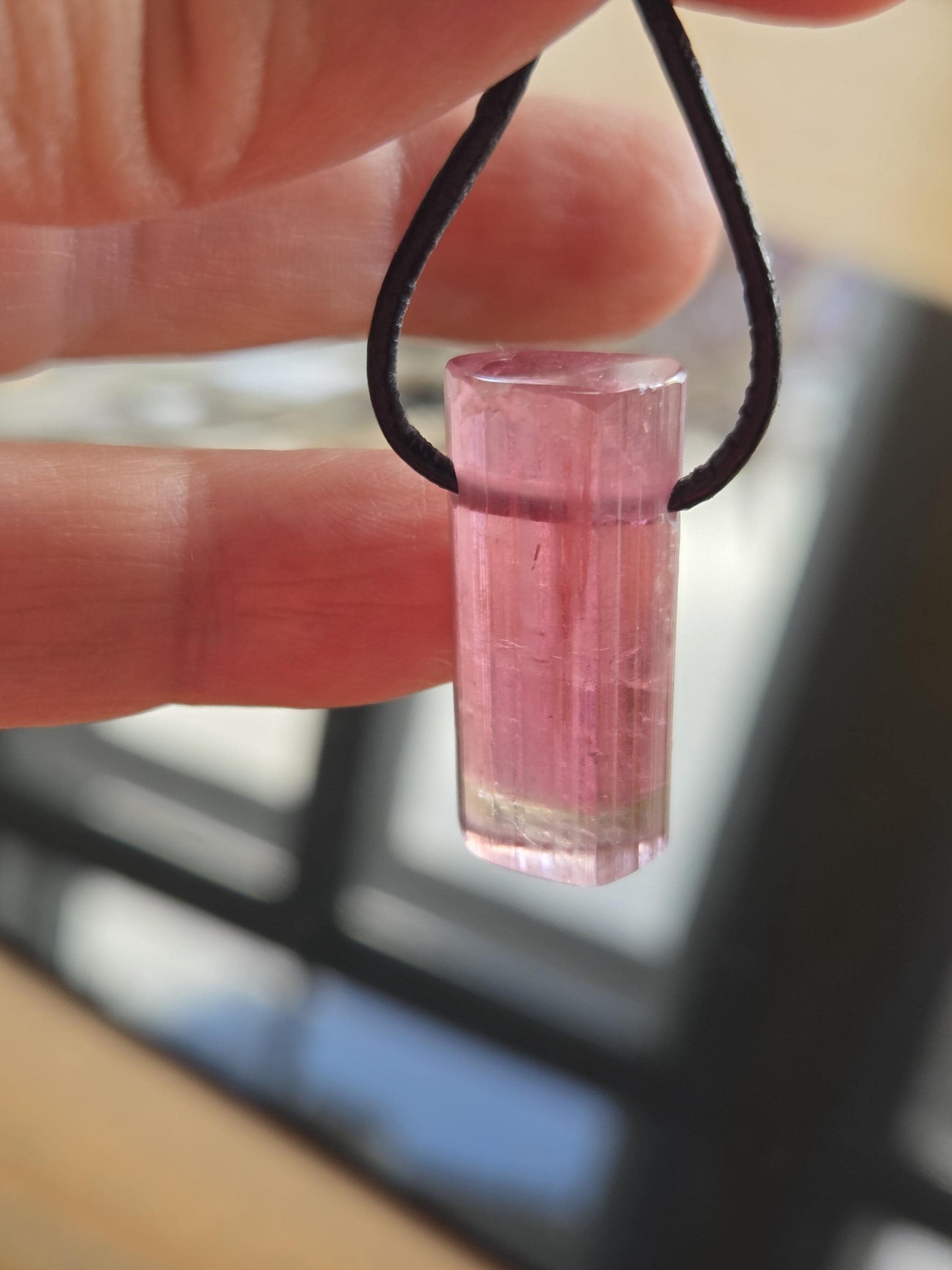 Großer hübscher Bicolor Rubellit Turmalin pink rot, mit einem Hauch von grün, Rohstein Stäbchen Anhänger, gebohrt, an verstellbarem Lederb