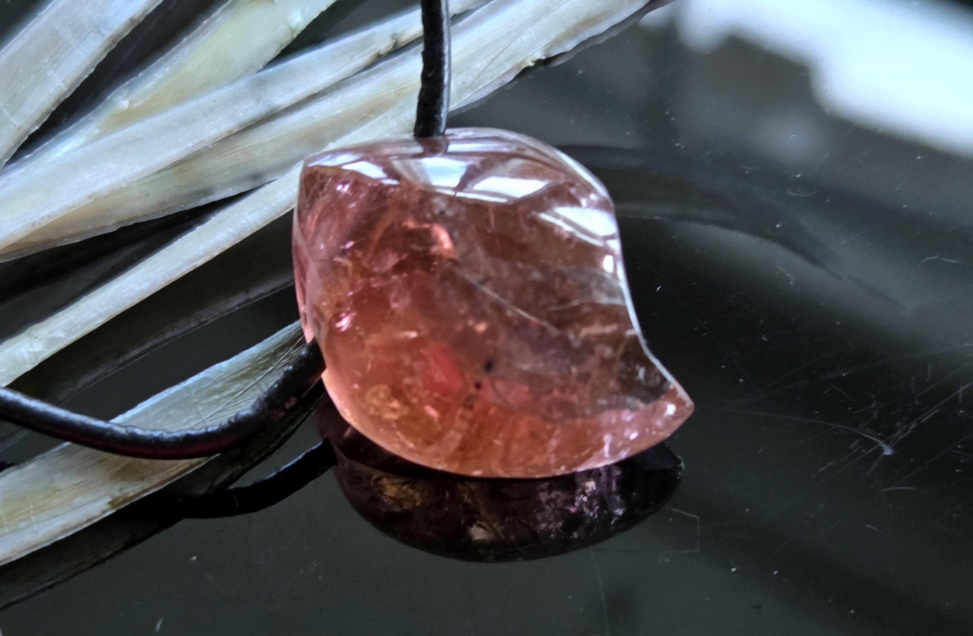 Außergewöhnlicher roter Turmalin Rubellit Anhänger, pink rot orange Turmalin, 26 x 20 x 15 mm, gebohrt, an verstellbarem Lederband