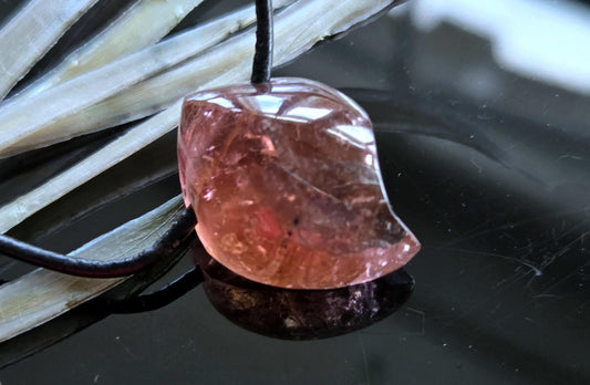 Außergewöhnlicher roter Turmalin Rubellit Anhänger, pink rot orange Turmalin, 26 x 20 x 15 mm, gebohrt, an verstellbarem Lederband