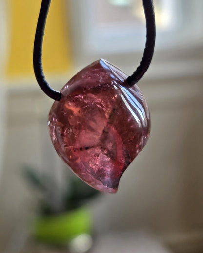 Außergewöhnlicher roter Turmalin Rubellit Anhänger, pink rot orange Turmalin, 26 x 20 x 15 mm, gebohrt, an verstellbarem Lederband