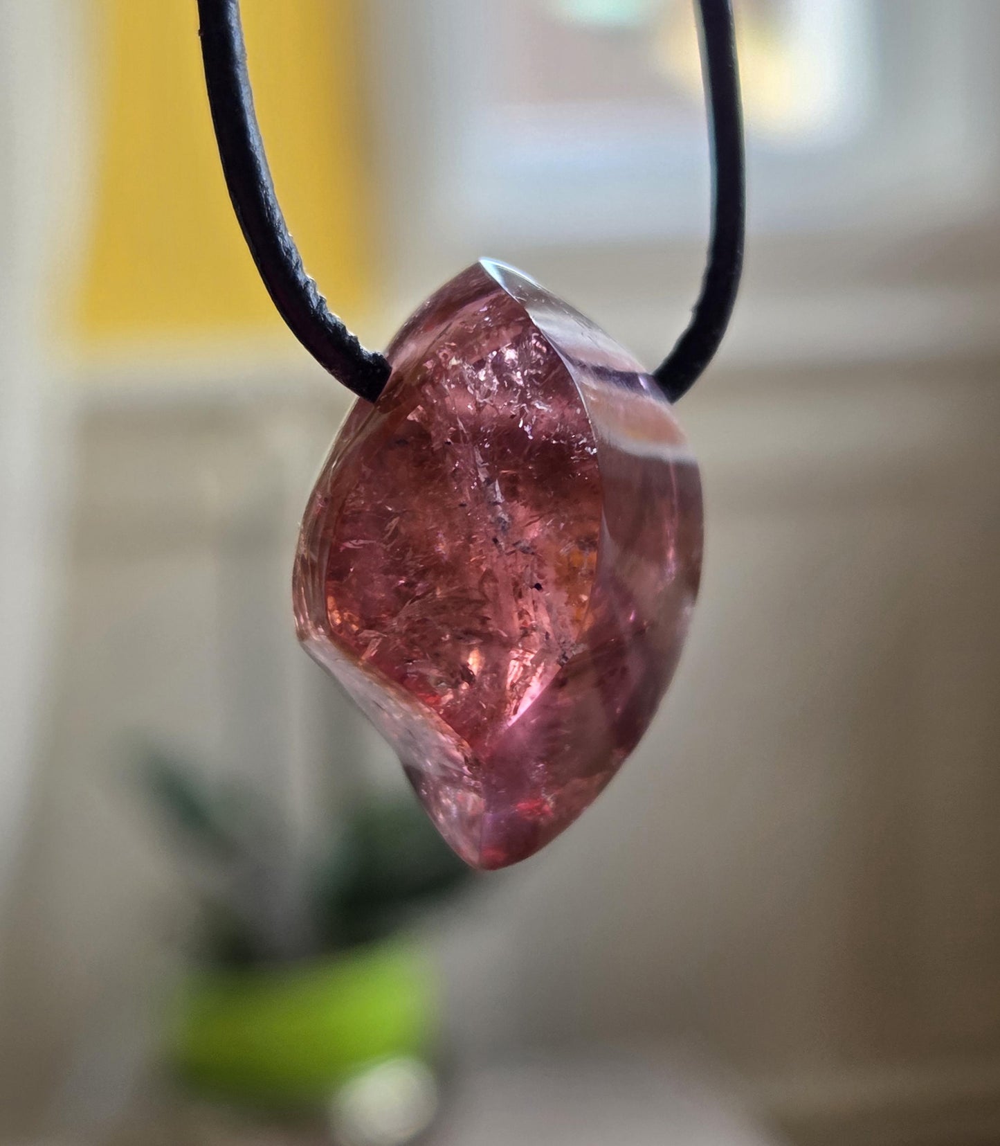 Außergewöhnlicher roter Turmalin Rubellit Anhänger, pink rot orange Turmalin, 26 x 20 x 15 mm, gebohrt, an verstellbarem Lederband