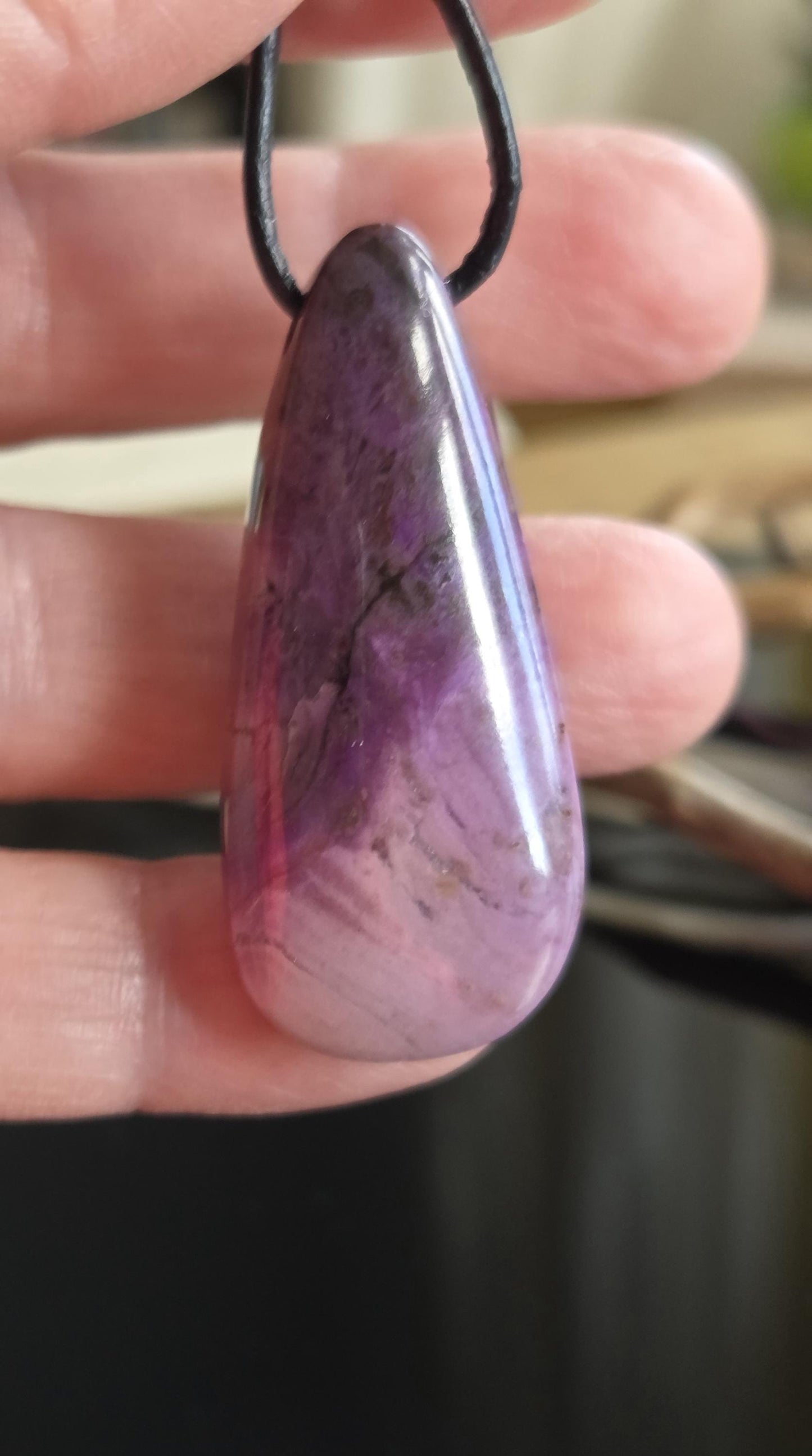 Hübscher seltener Sugilith Anhänger tropfenförmig, 44 x 19 x 8 mm, gebohrt, an verstellbarem Lederband