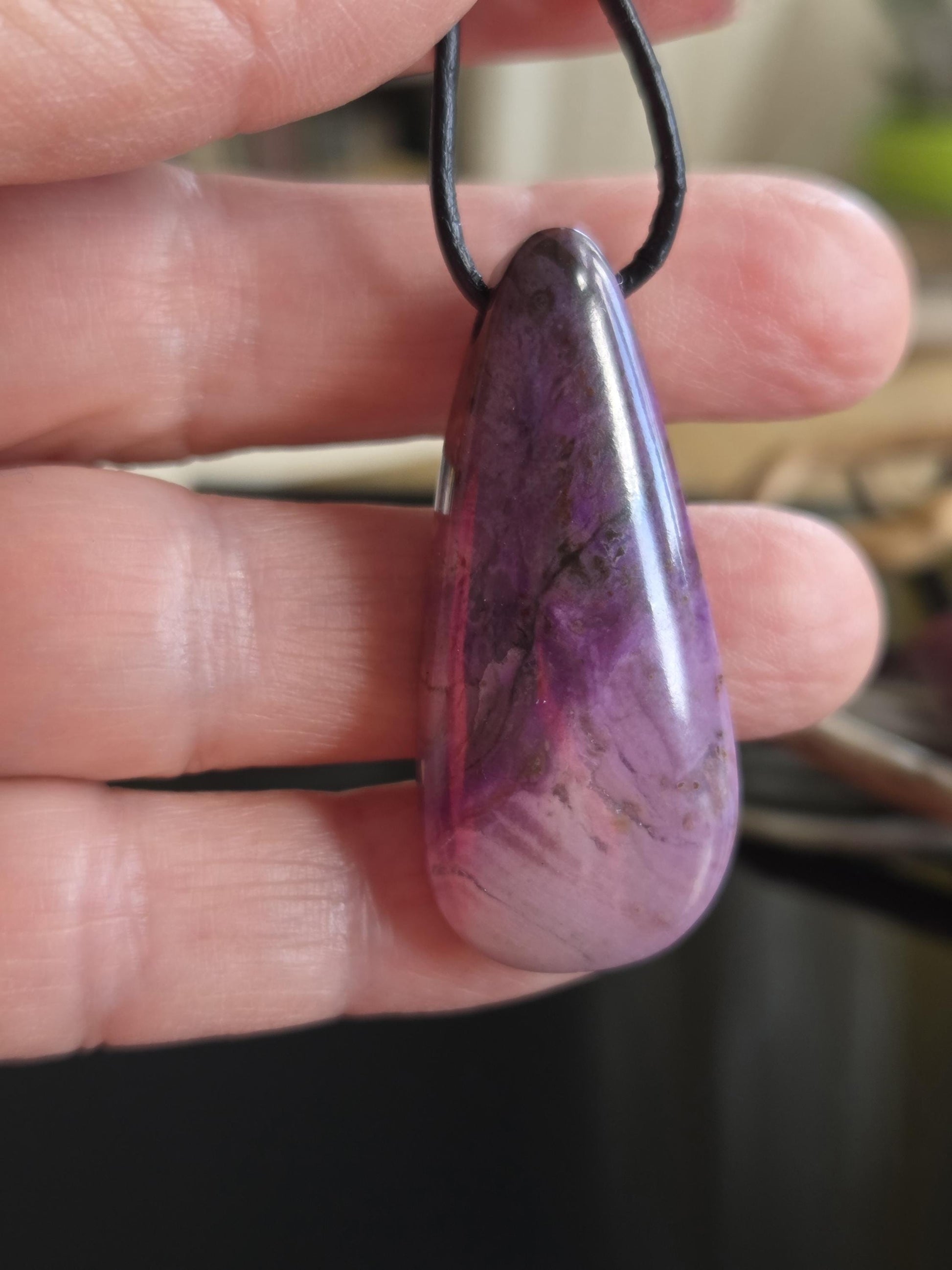 Hübscher seltener Sugilith Anhänger tropfenförmig, 44 x 19 x 8 mm, gebohrt, an verstellbarem Lederband