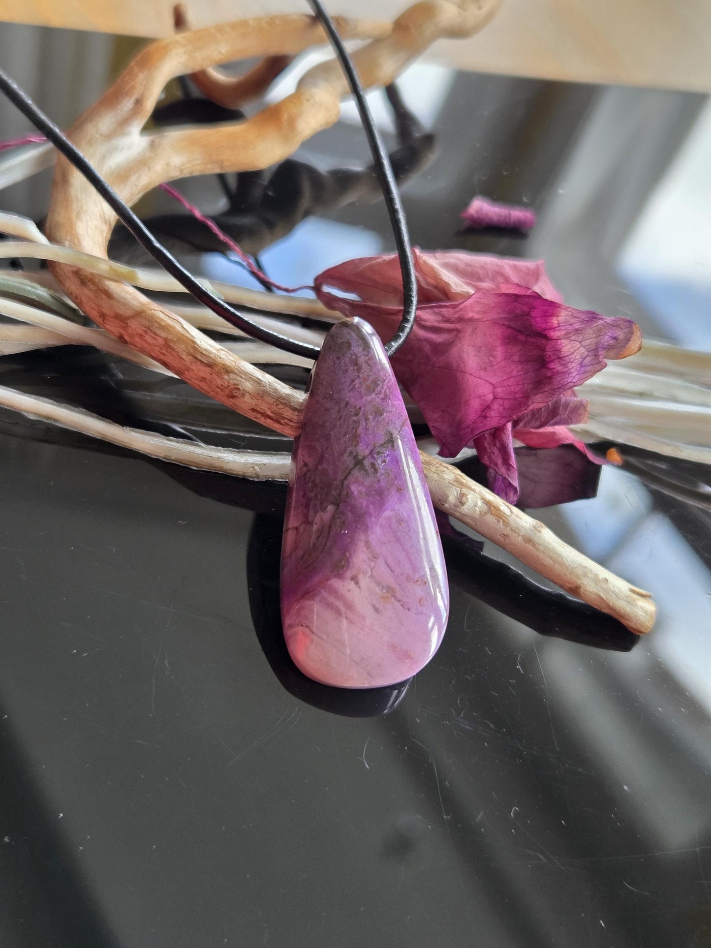 Hübscher seltener Sugilith Anhänger tropfenförmig, 44 x 19 x 8 mm, gebohrt, an verstellbarem Lederband