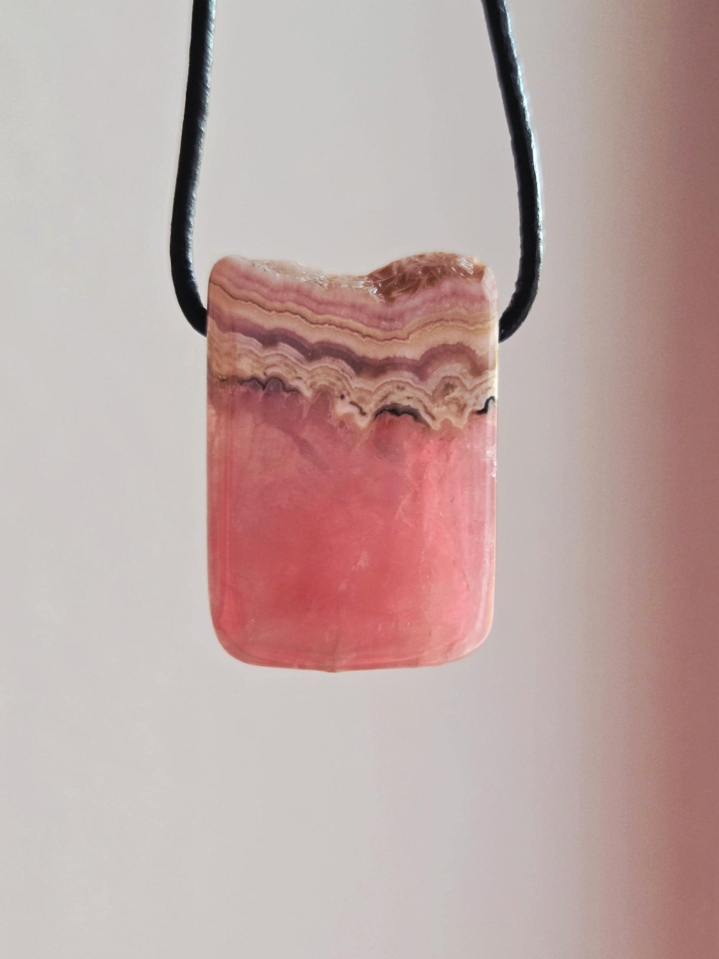 Fabelhafter Rhodochrosit Anhänger, 30 x 20 x 7 mm, gebohrt, an verstellbarem Lederband