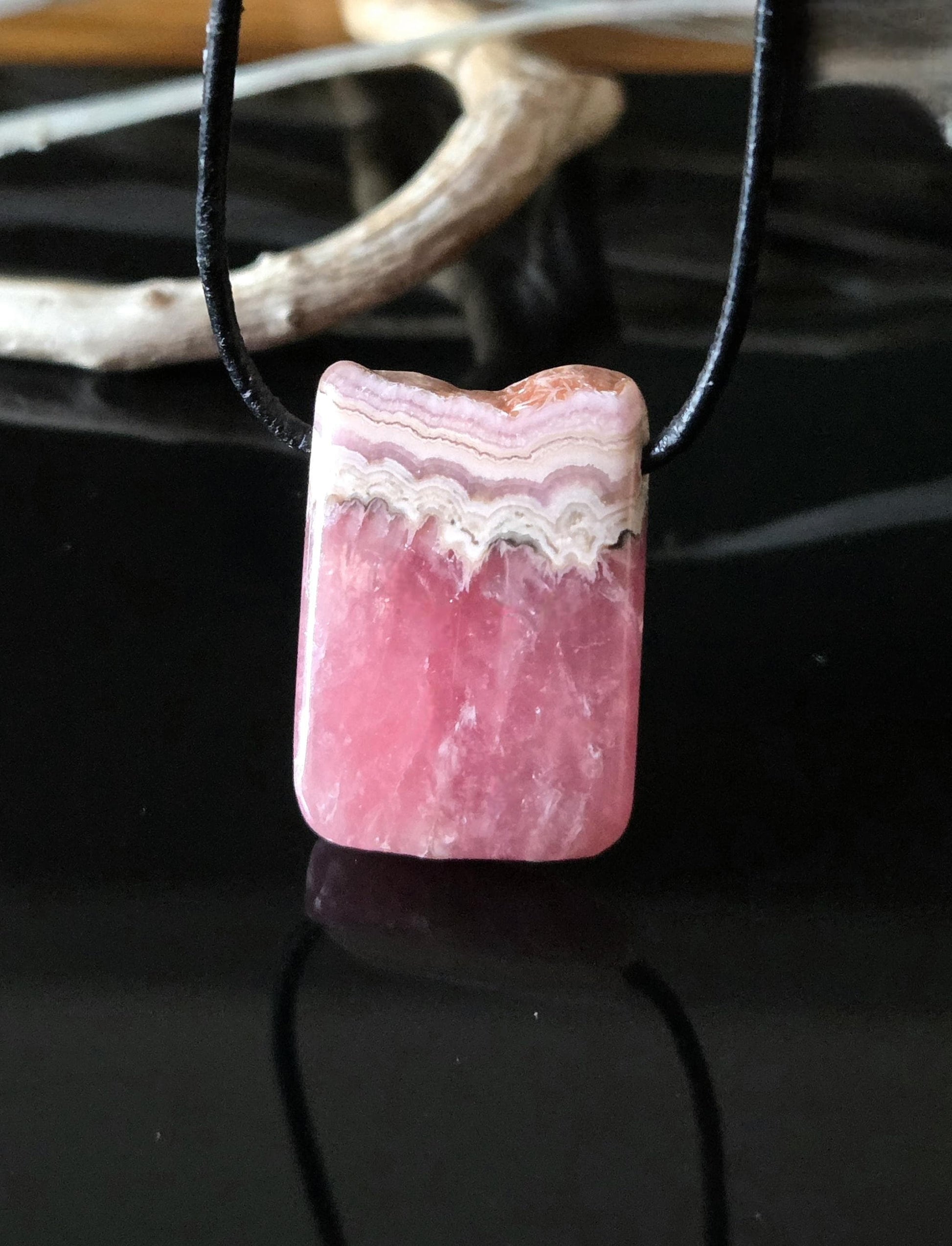 Fabelhafter Rhodochrosit Anhänger, 30 x 20 x 7 mm, gebohrt, an verstellbarem Lederband