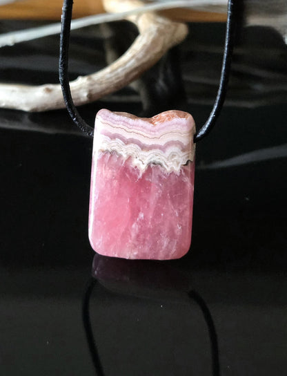 Fabelhafter Rhodochrosit Anhänger, 30 x 20 x 7 mm, gebohrt, an verstellbarem Lederband