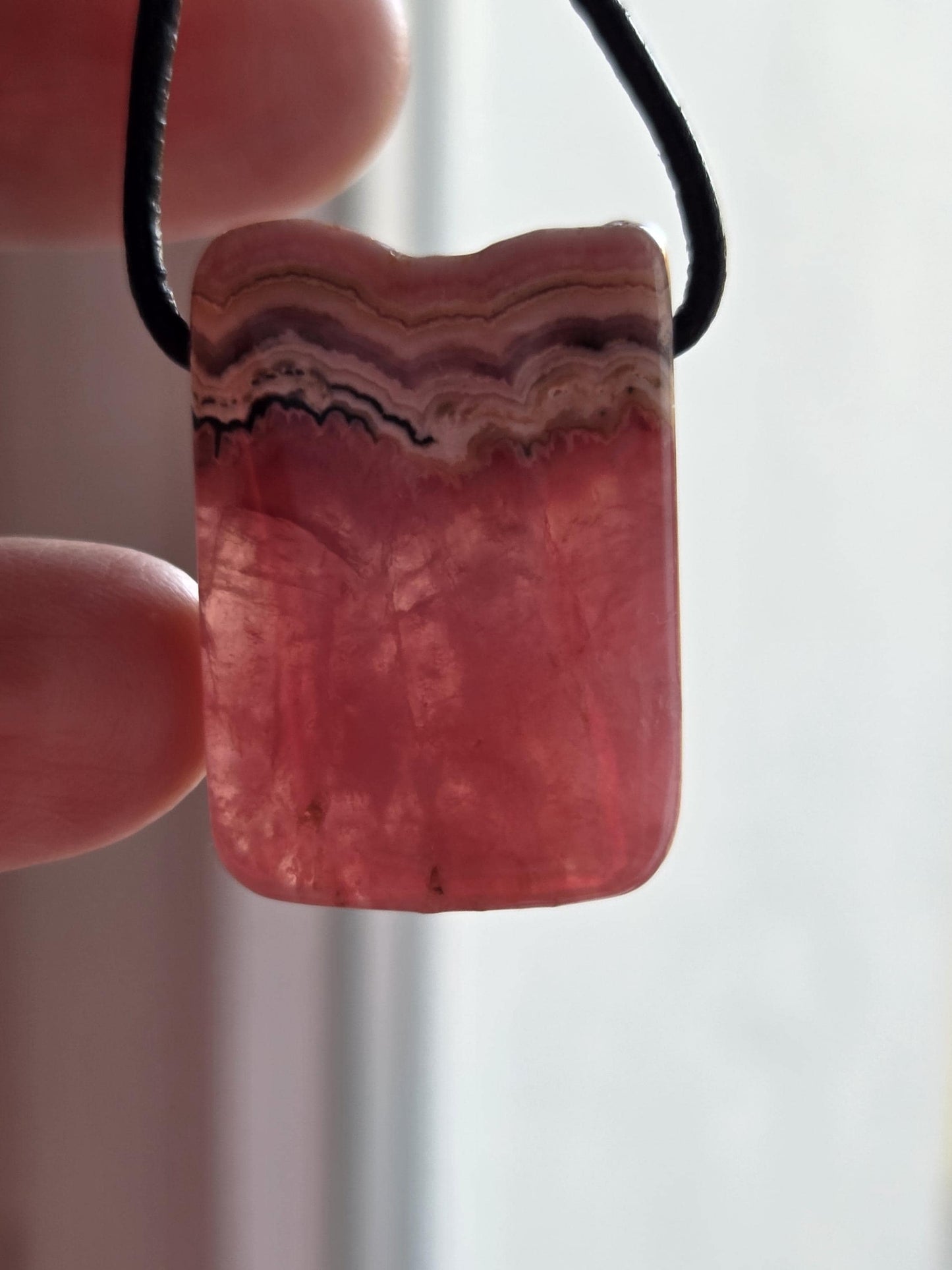 Fabelhafter Rhodochrosit Anhänger, 30 x 20 x 7 mm, gebohrt, an verstellbarem Lederband