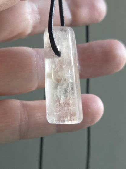 Weißer Kunzit Spodumen Kristall Stäbchen Anhänger, 37 x 11 x 11 mm, gebohrt, an verstellbarem Lederband