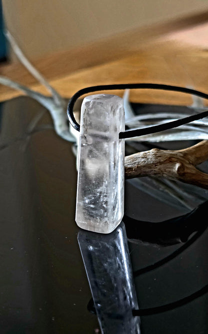 Weißer Kunzit Spodumen Kristall Stäbchen Anhänger, 37 x 11 x 11 mm, gebohrt, an verstellbarem Lederband