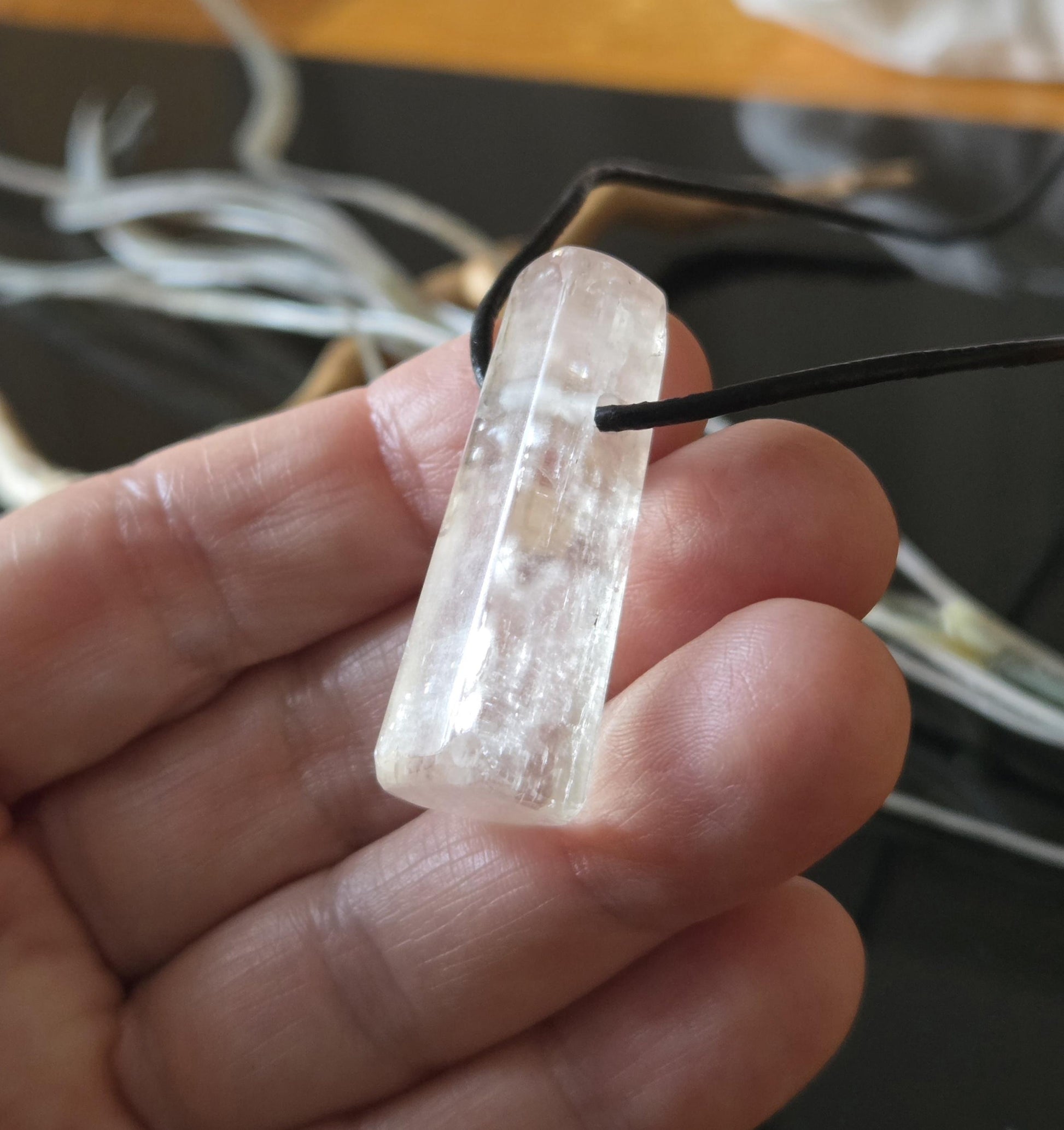 Weißer Kunzit Spodumen Kristall Stäbchen Anhänger, 37 x 11 x 11 mm, gebohrt, an verstellbarem Lederband