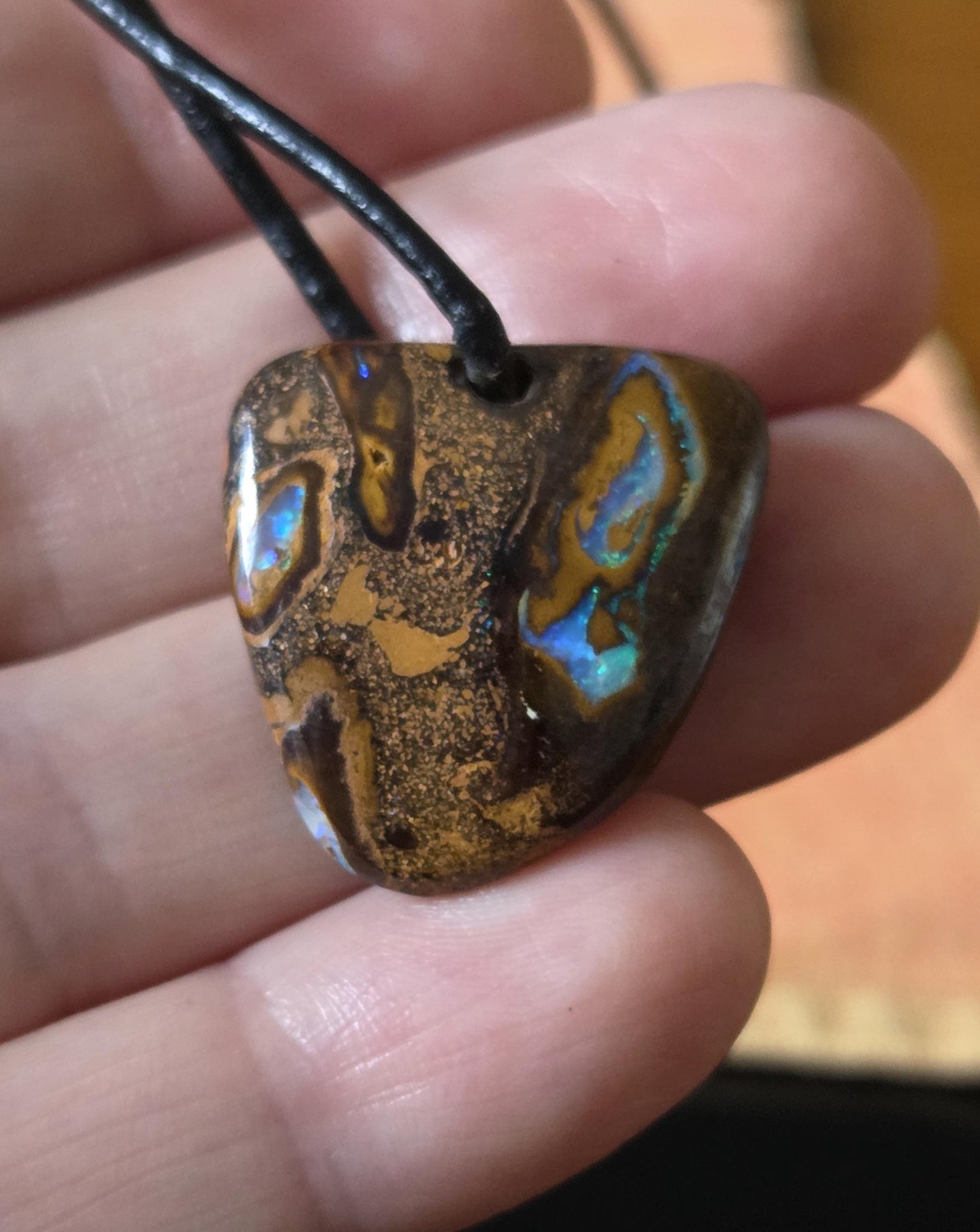 Boulder Opal, Boulderopal Anhänger, "Nature Art", 25 x 24 x 6 mm, gebohrt, an verstellbarem Lederband