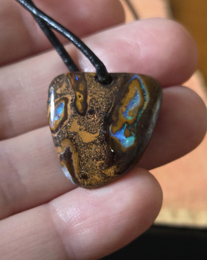 Boulder Opal, Boulderopal Anhänger, "Nature Art", 25 x 24 x 6 mm, gebohrt, an verstellbarem Lederband